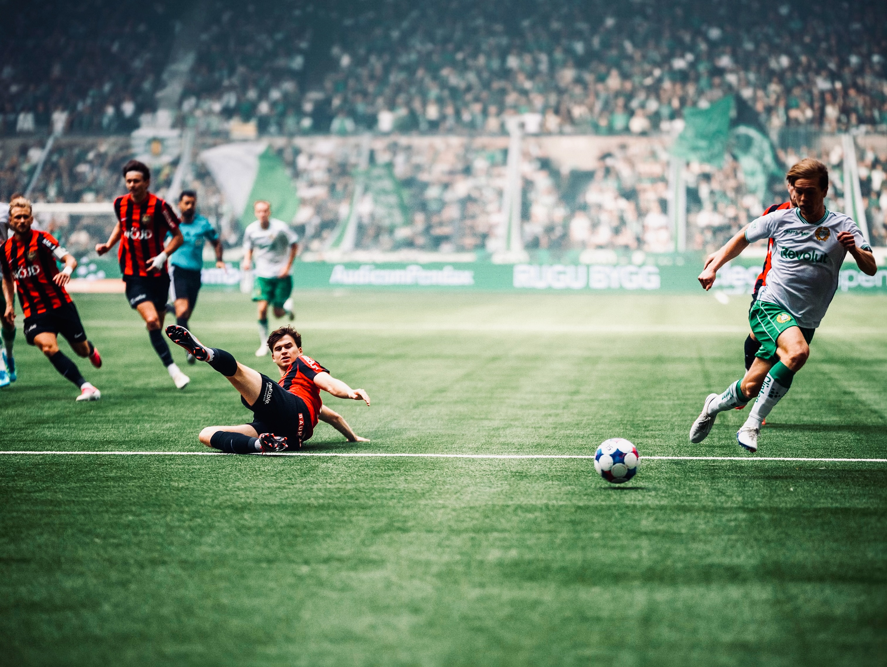 Players contest possession in Hammarby–Brommapojkarna.