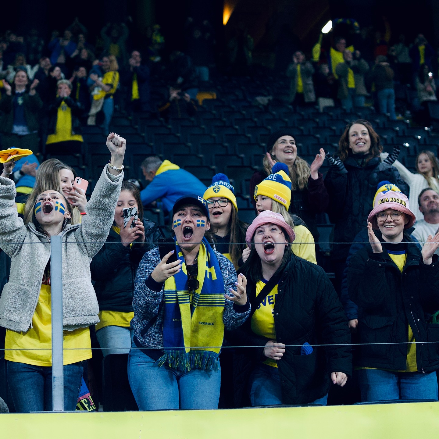 Rolfö’s stoppage-time penalty gives Sweden 3–2 win over Italy — photograph 9.