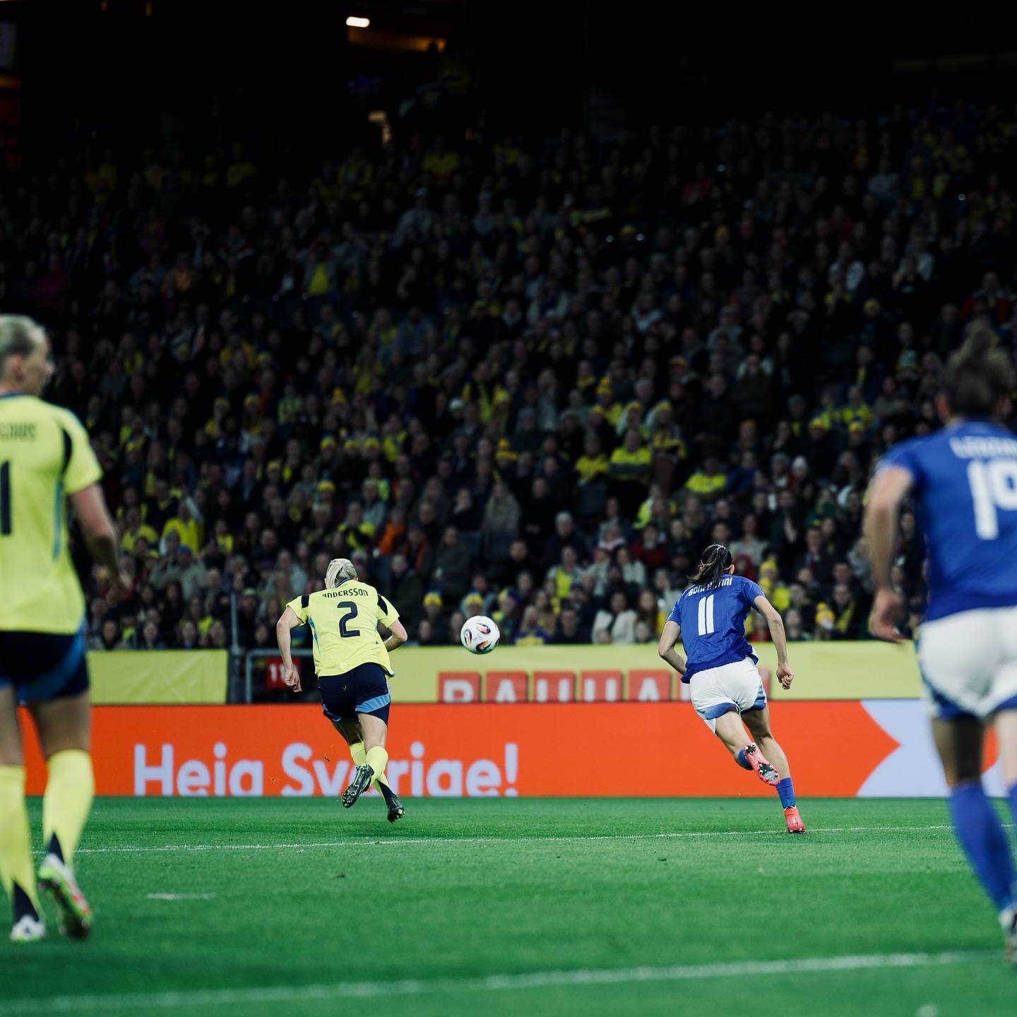 Rolfö’s stoppage-time penalty gives Sweden 3–2 win over Italy — photograph 7.