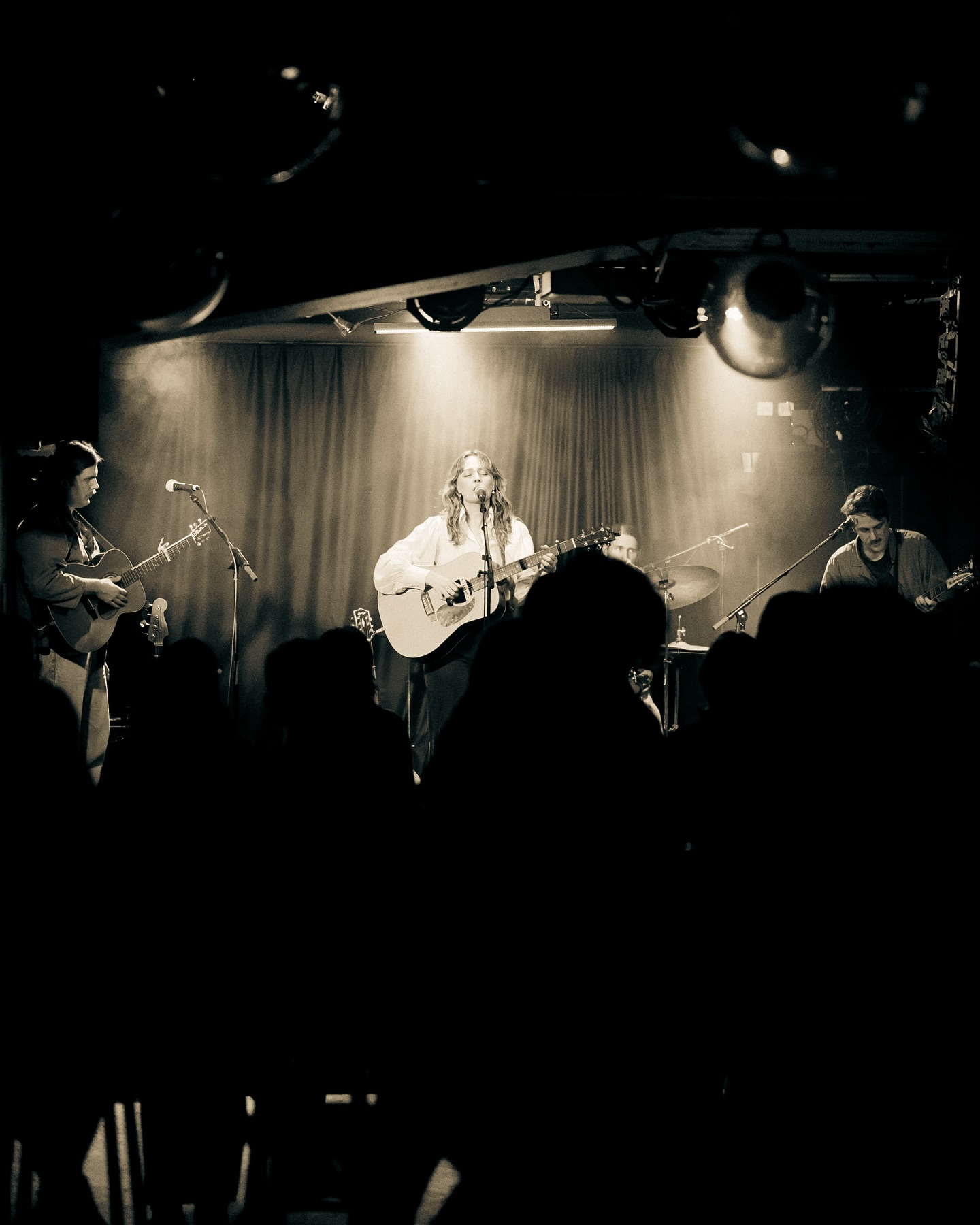Louien live at Bar Brooklyn, Stockholm, photo 3 of 10.