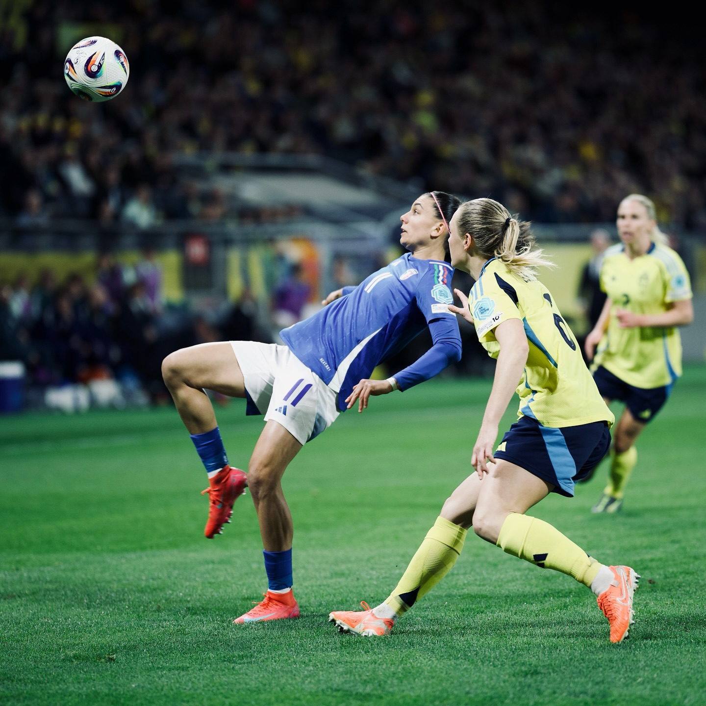 Rolfö’s stoppage-time penalty gives Sweden 3–2 win over Italy — photograph 1.