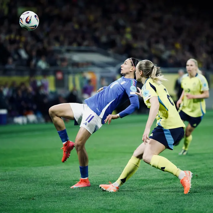 Rolfö’s stoppage-time penalty gives Sweden 3–2 win over Italy — photograph 1.
