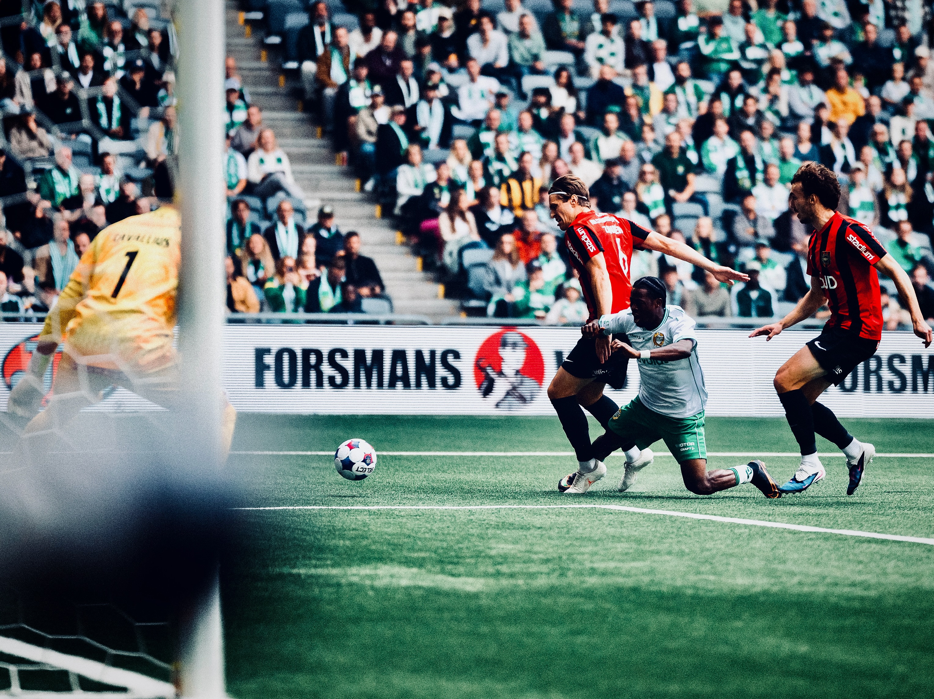 A challenge for the ball during Hammarby–Brommapojkarna.