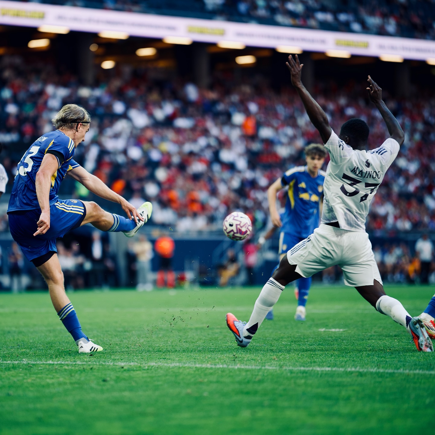 Manchester United and Leeds share goalless Stockholm opener — photograph 13.