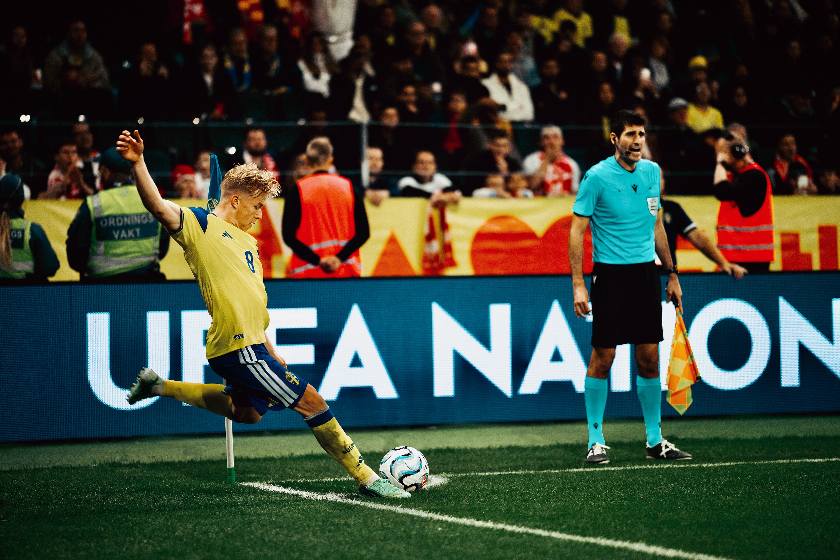 Sweden prepare a restart near the corner.