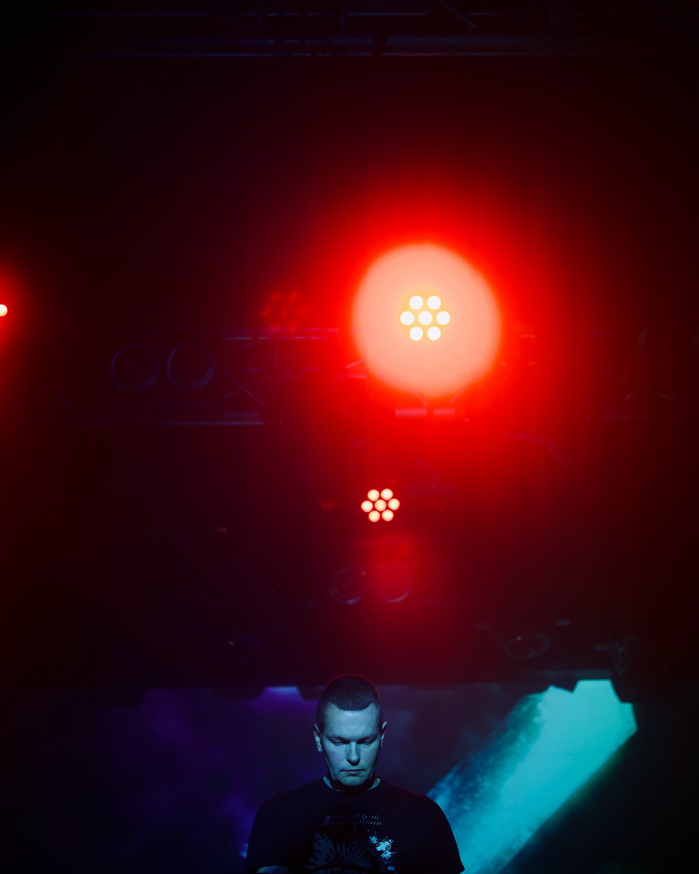 Raison d’être performs beneath red stage lights at Debaser Strand.
