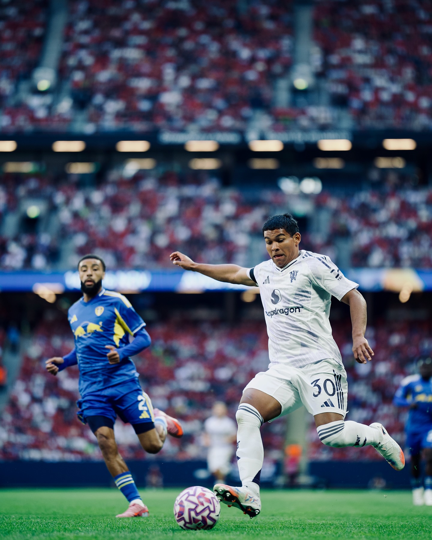 Manchester United and Leeds share goalless Stockholm opener — photograph 3.