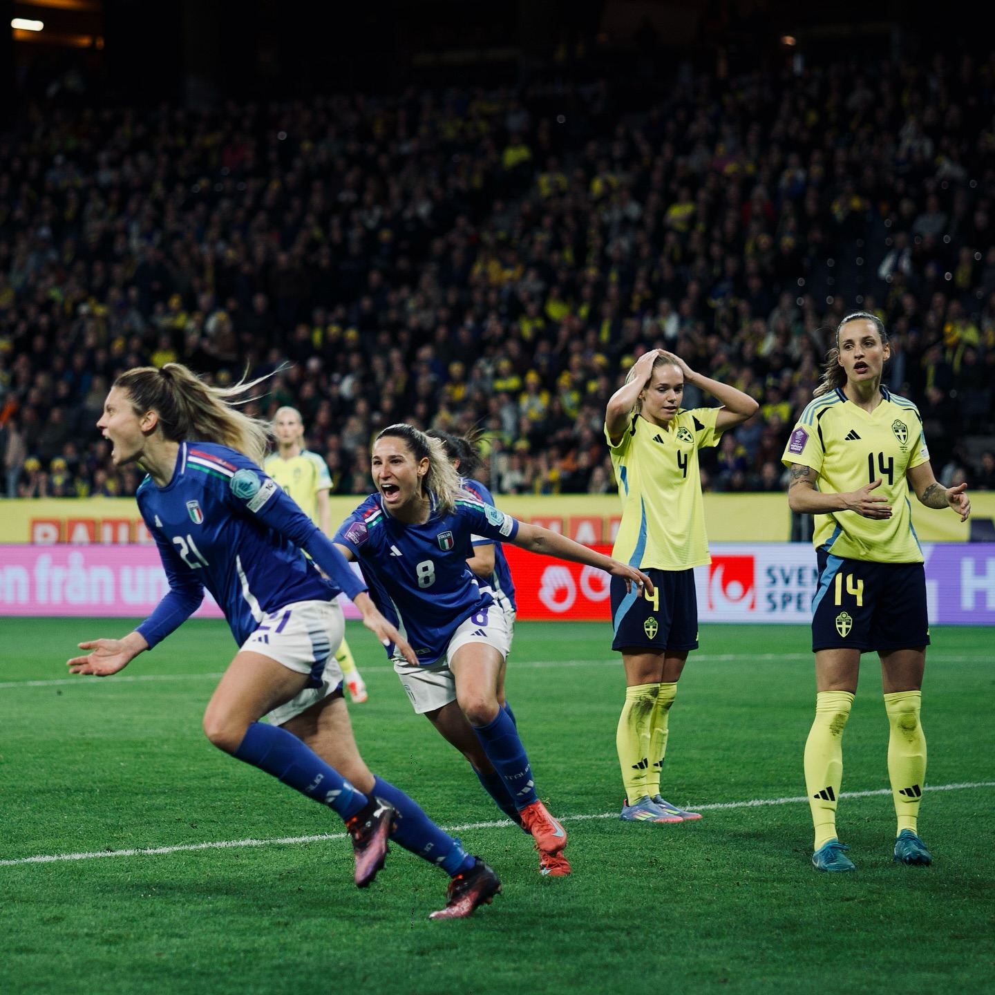 Rolfö’s stoppage-time penalty gives Sweden 3–2 win over Italy — photograph 2.