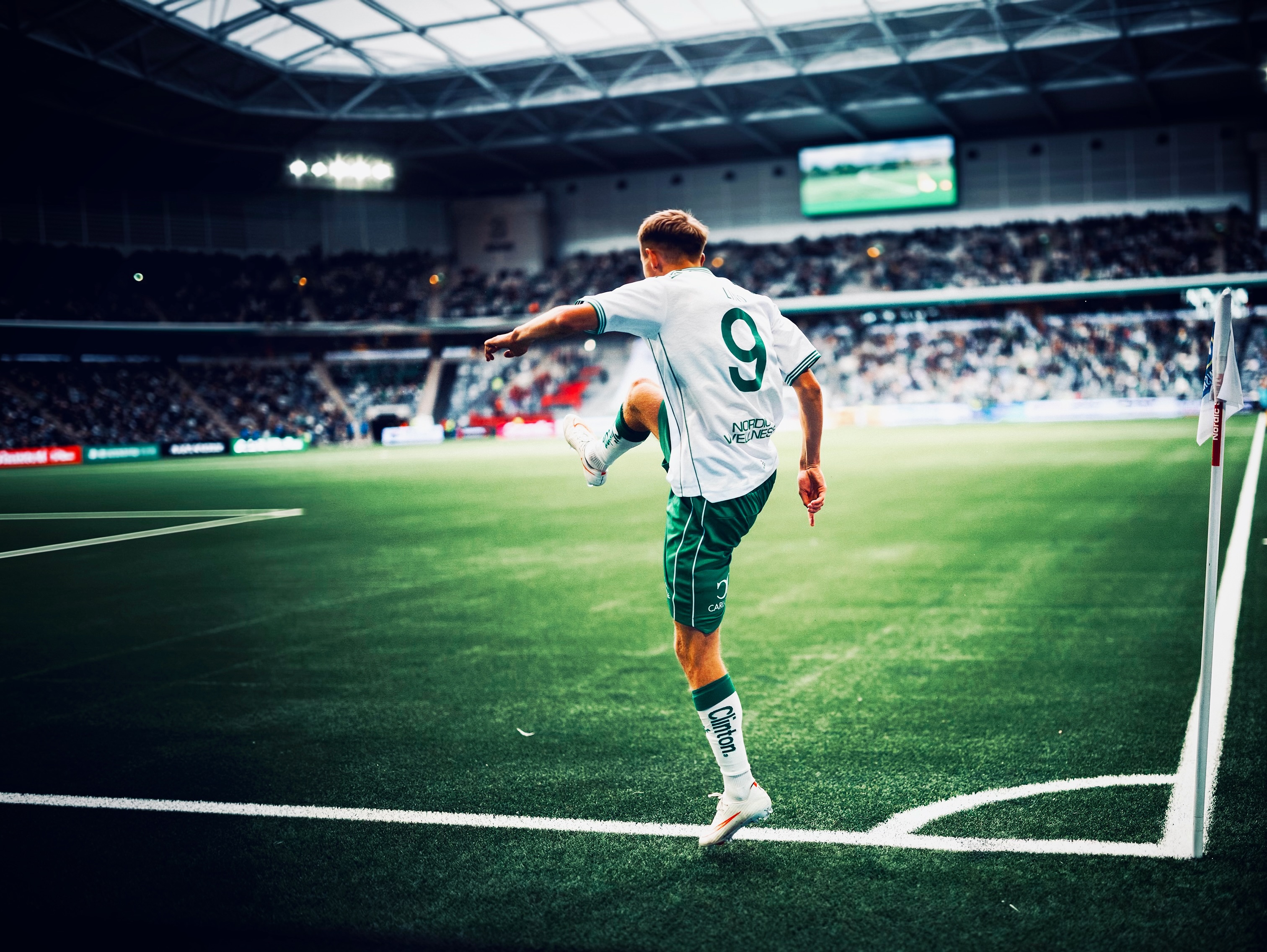 Hammarby prepare a corner at 3Arena.