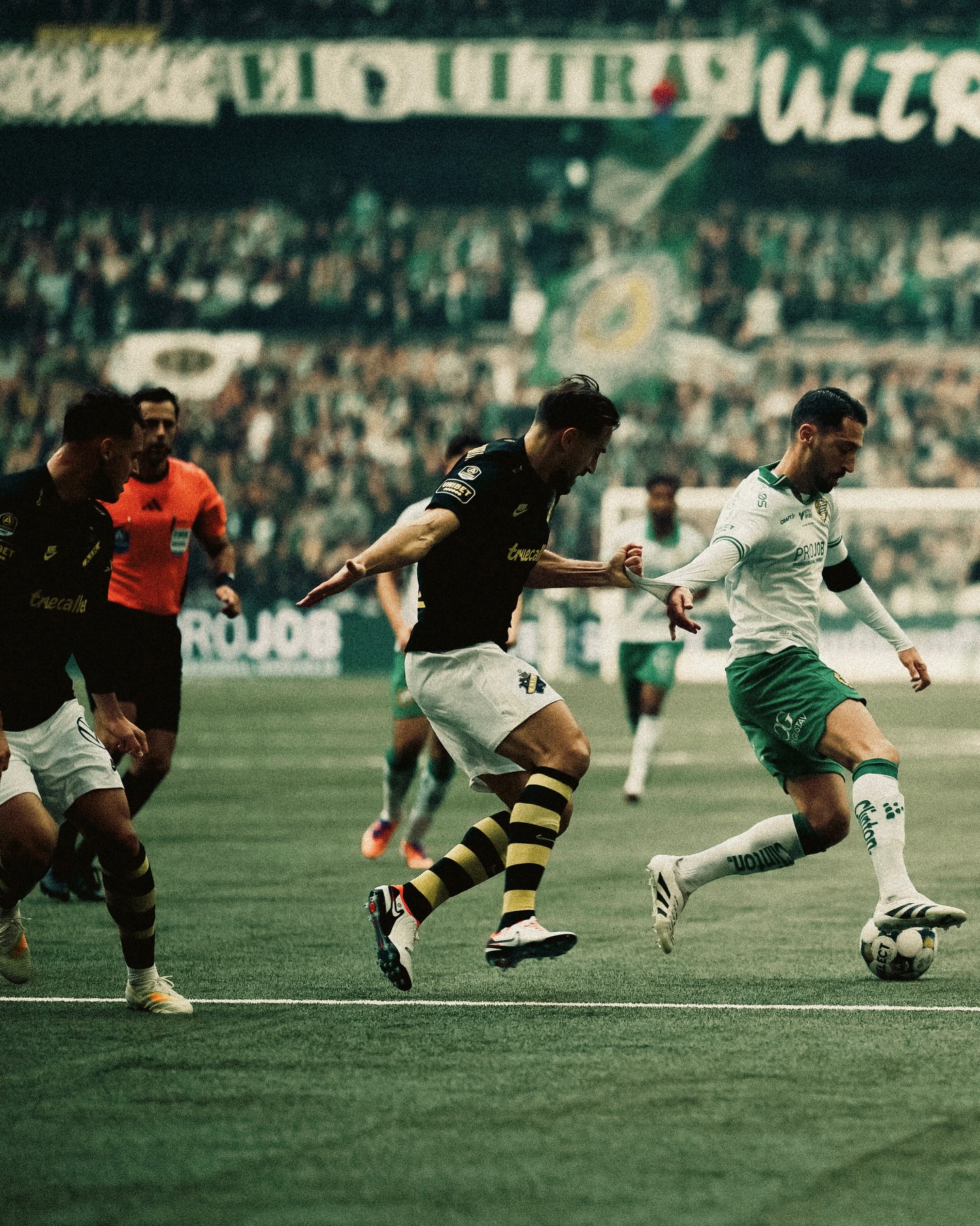 Hammarby win Stockholm derby 2–1 against AIK — photograph 14.