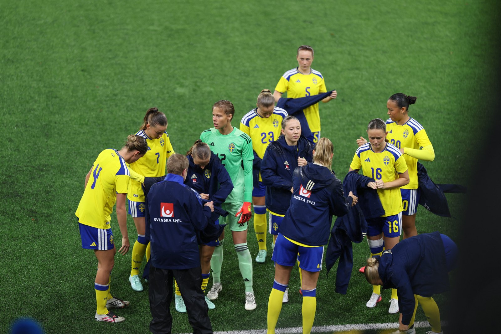 Sweden’s players gather beside the pitch at Studenternas.