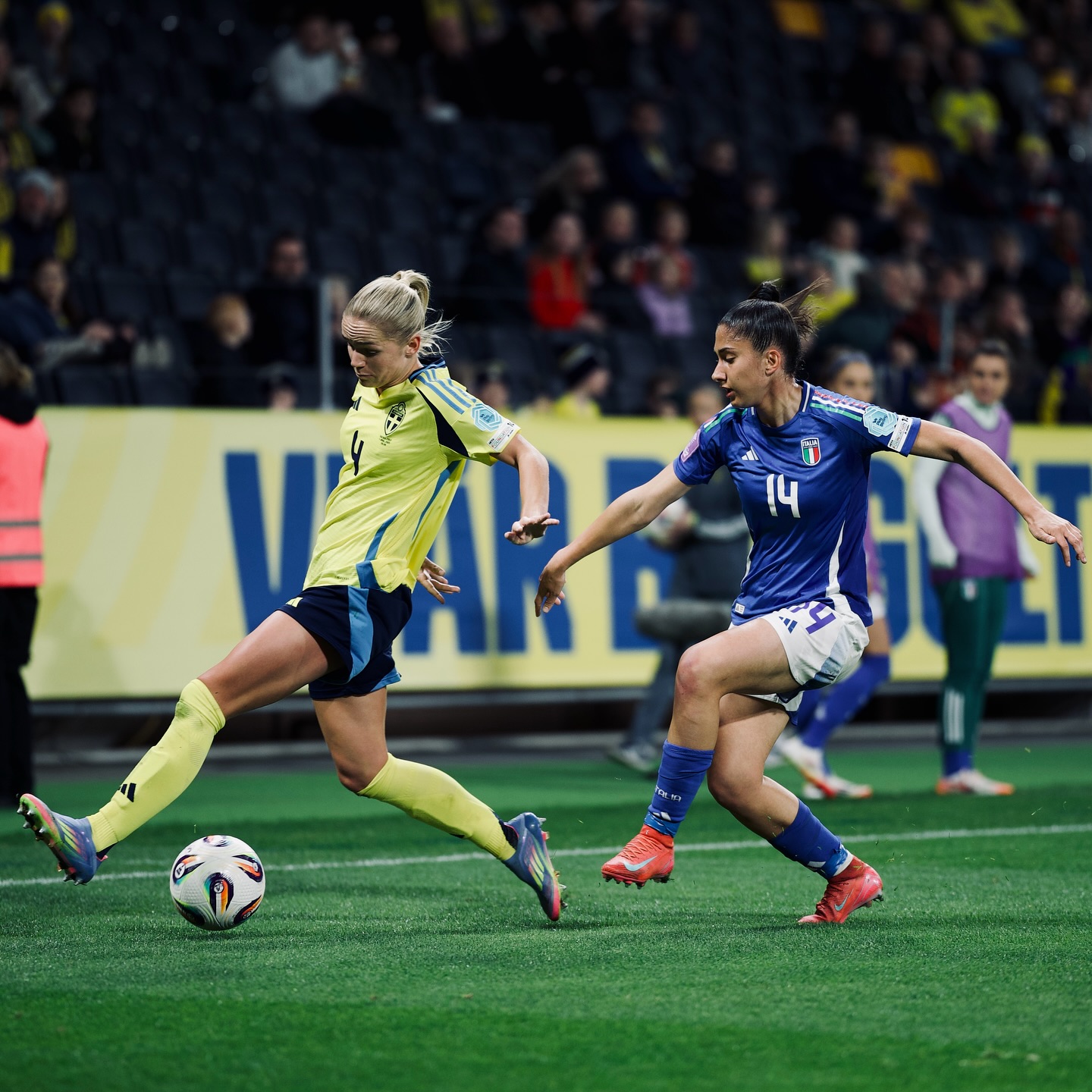 Rolfö’s stoppage-time penalty gives Sweden 3–2 win over Italy — photograph 6.