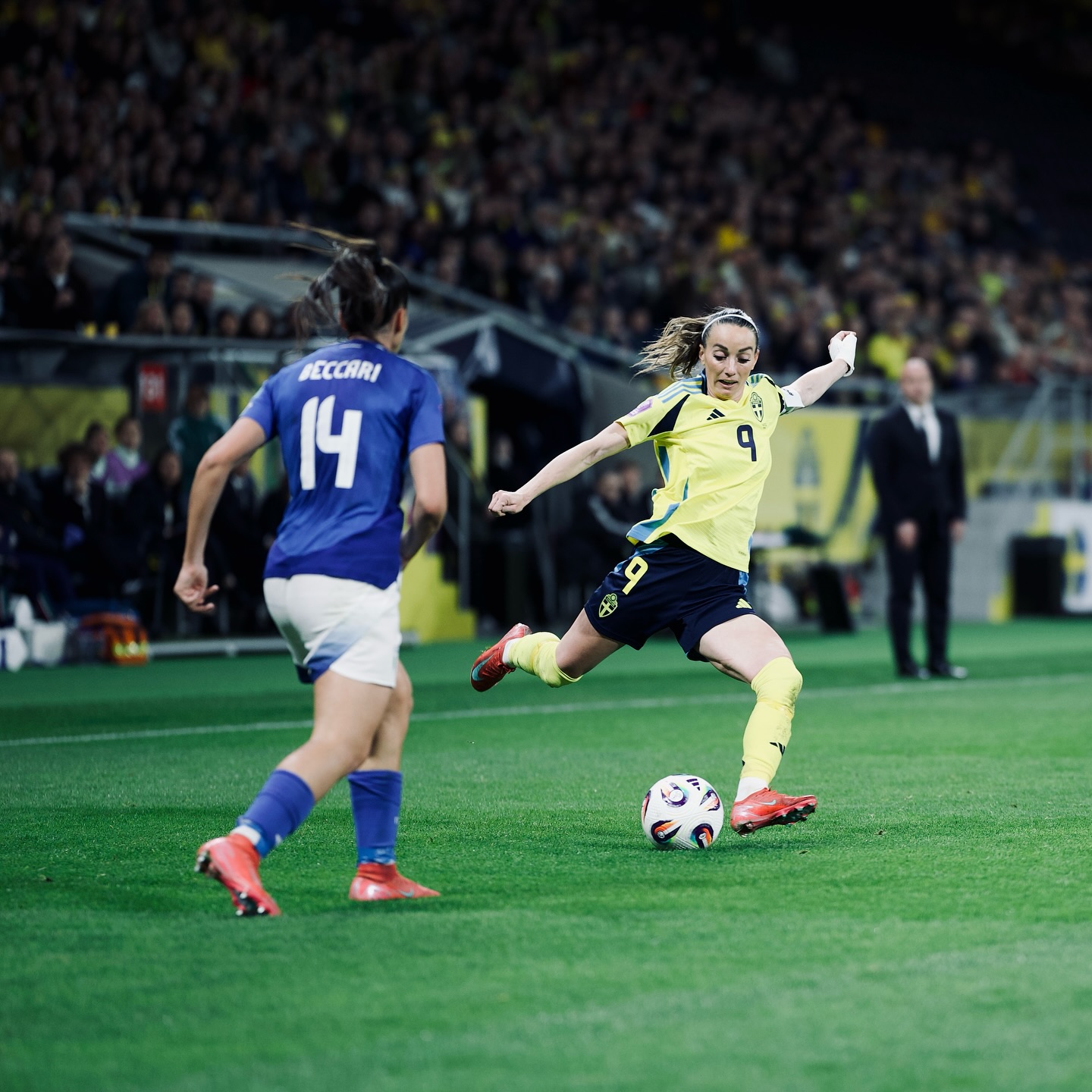 Rolfö’s stoppage-time penalty gives Sweden 3–2 win over Italy — photograph 8.